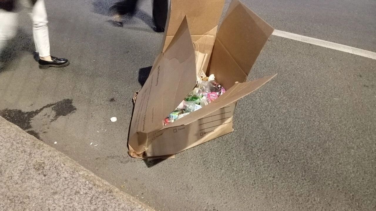 Коробка у Соборной площади, полная мусора