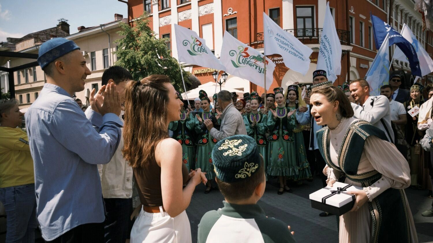 «Сөрән» в переводе означает «сбор подарков»