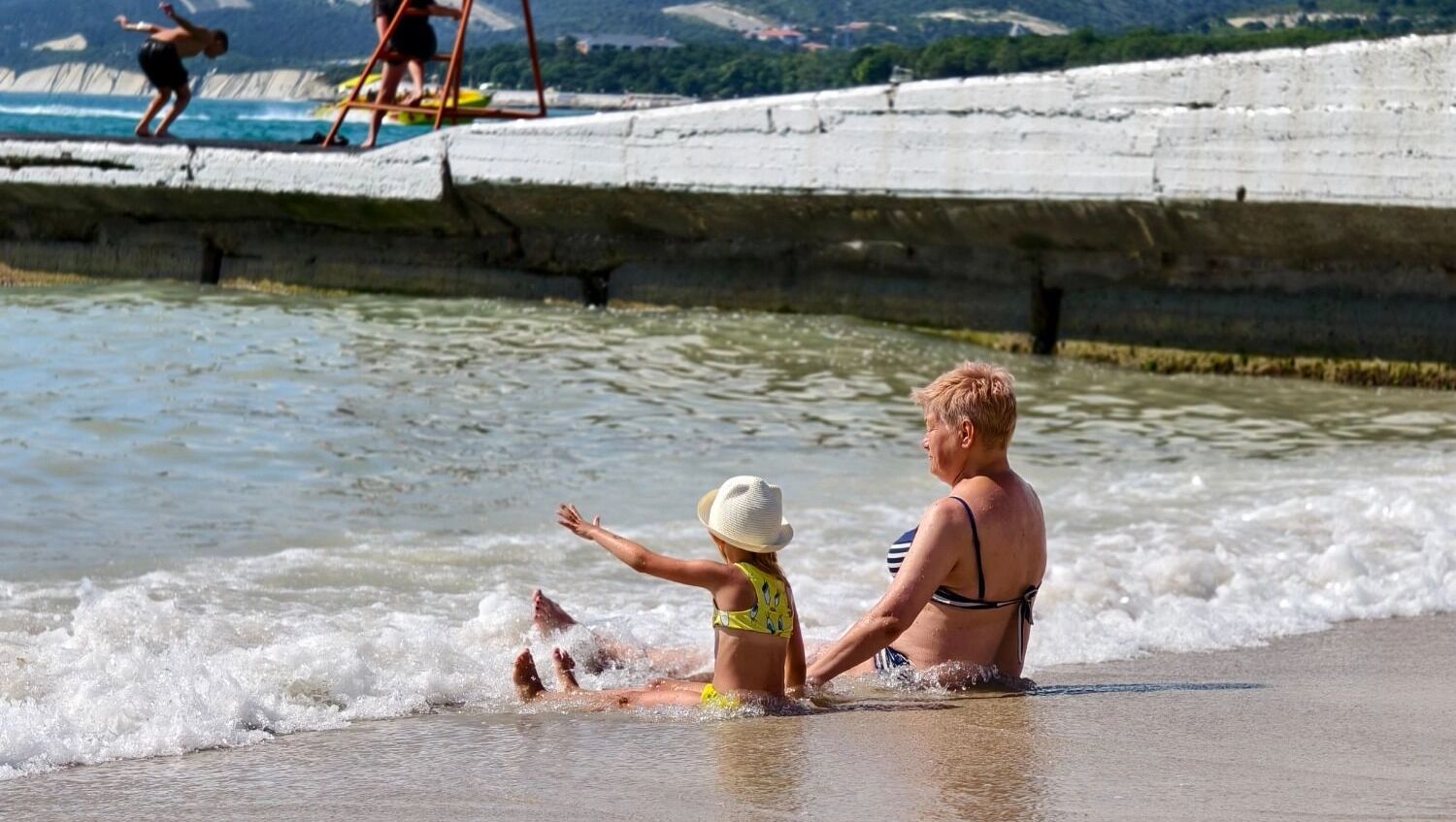 Вода на центральном пляже в Кабардинке