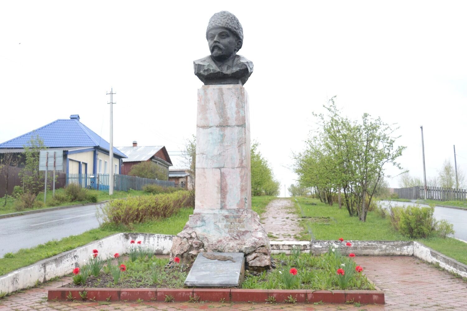 Памятник Д. Н. Мамину-Сибиряку