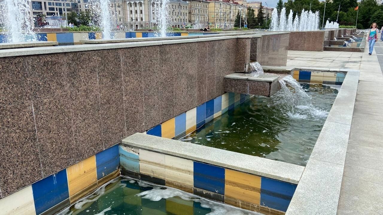 Вызывает вопросы и состояние каскада фонтанов.