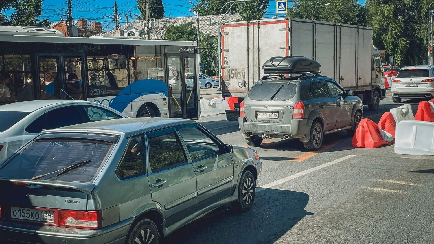 Часть проезжей части перекрыта из-за ремонта