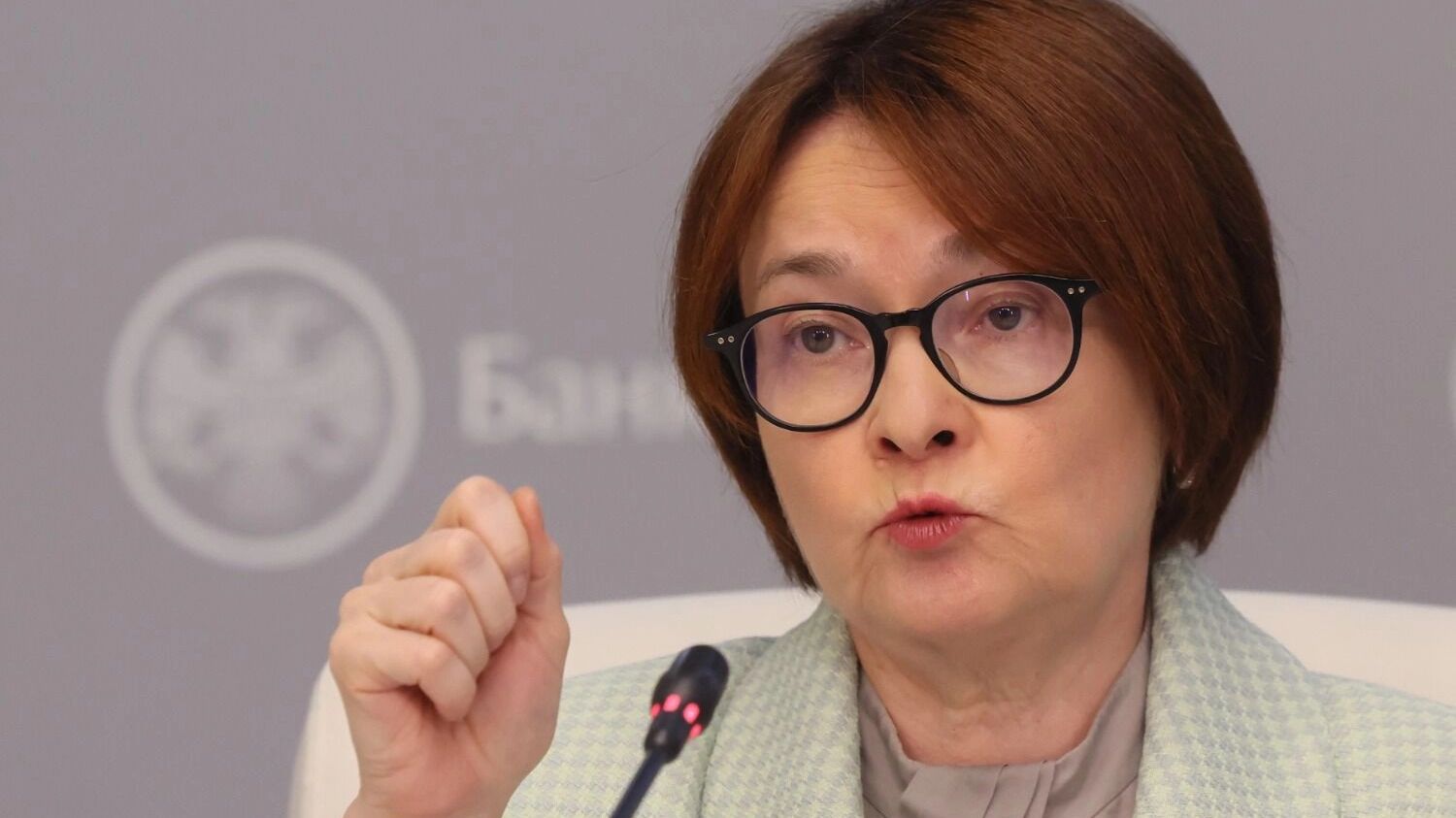 Председатель Банка России Эльвира Набиуллина во время пресс-конференции по итогам заседания Совета директоров Банка России по вопросу ключевой ставки