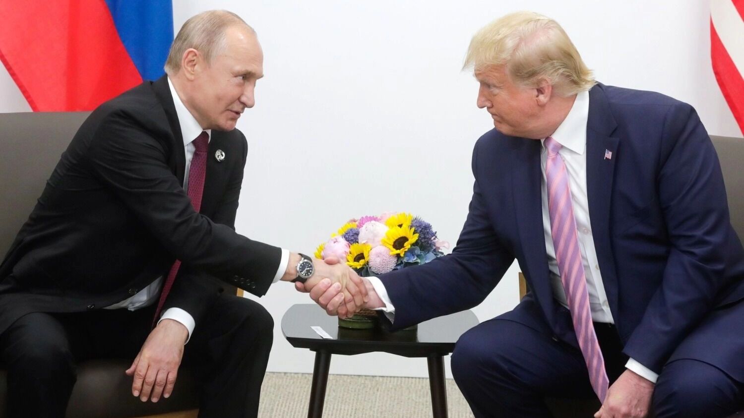 Владимир Путин и Доналд Трамп жмут руки
