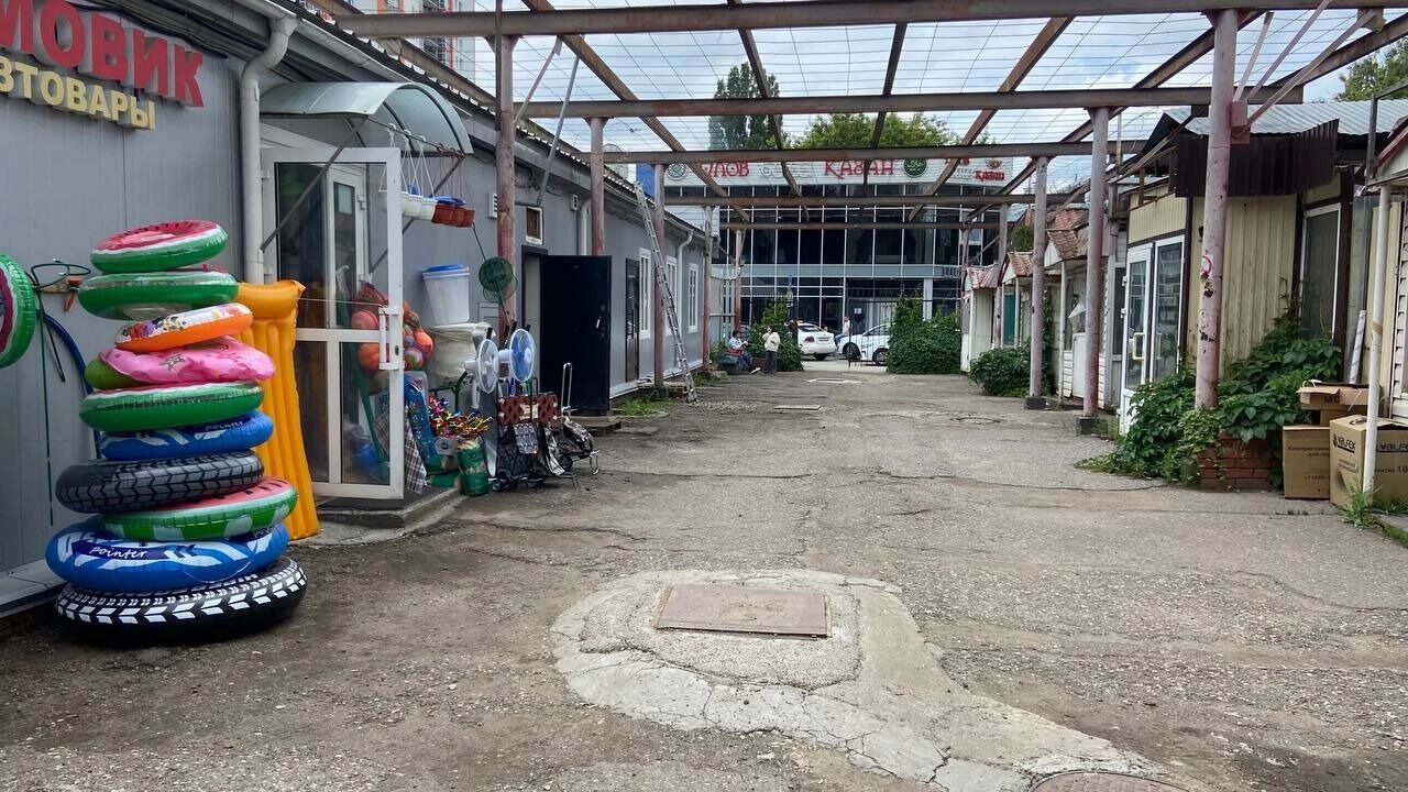 Половина рынка опустела