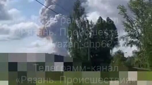 Столб дыма после взрыва пороха на заводе «Эластик»