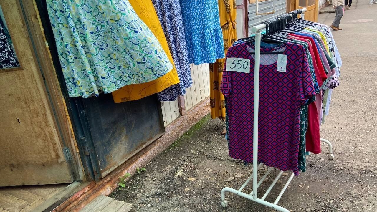 Примерочных на рынке, как и в 90-х, нет.