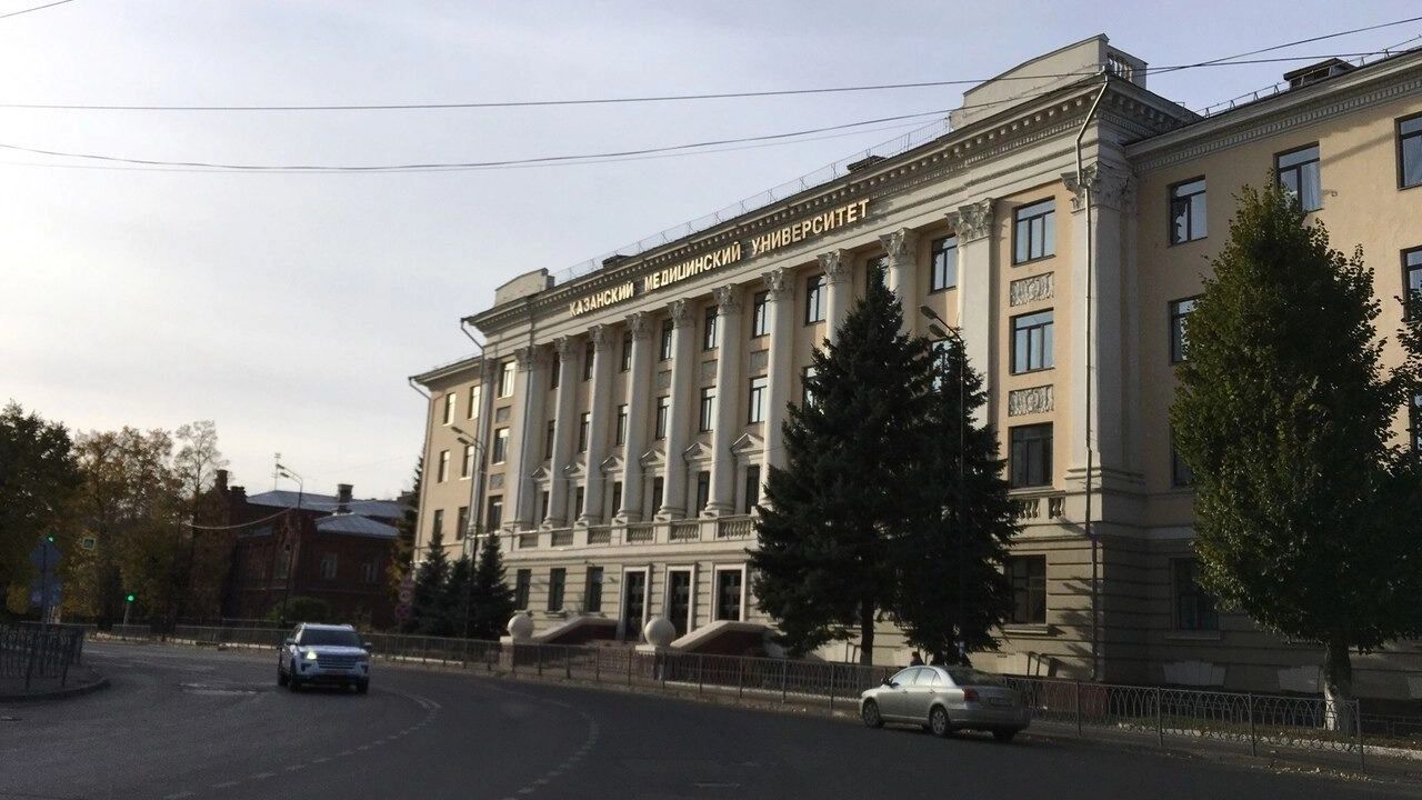Вуз, по сравнению с остальными, имеет достаточно небольшой прием — 466 мест,