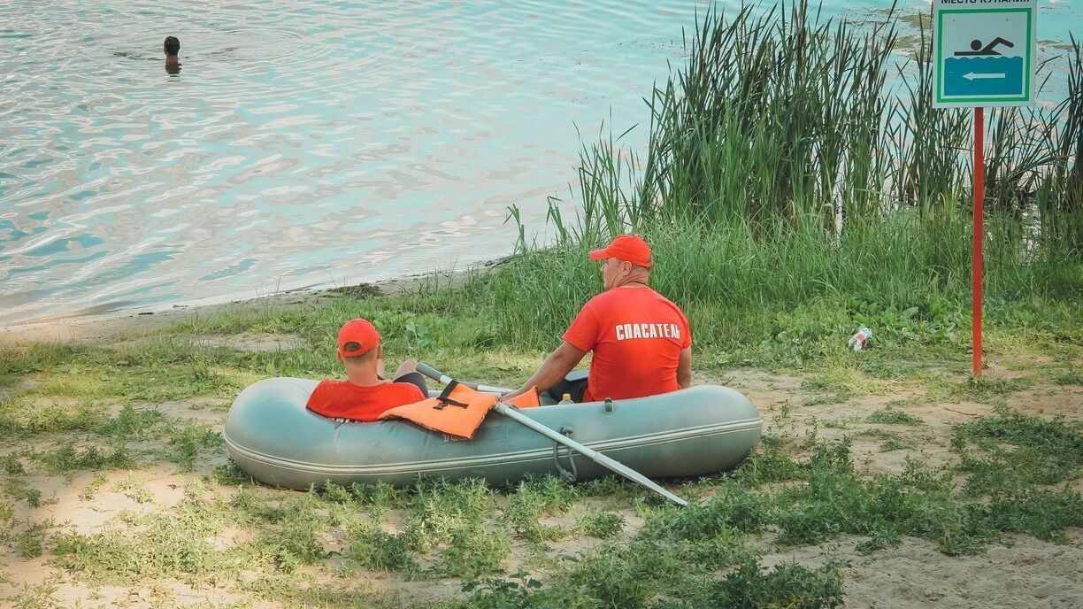 На фото: спасатели на пляже в лодке