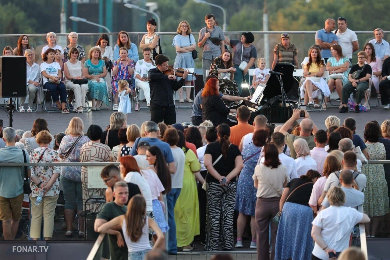 Выступление скрипача на крыше "Школы 21"