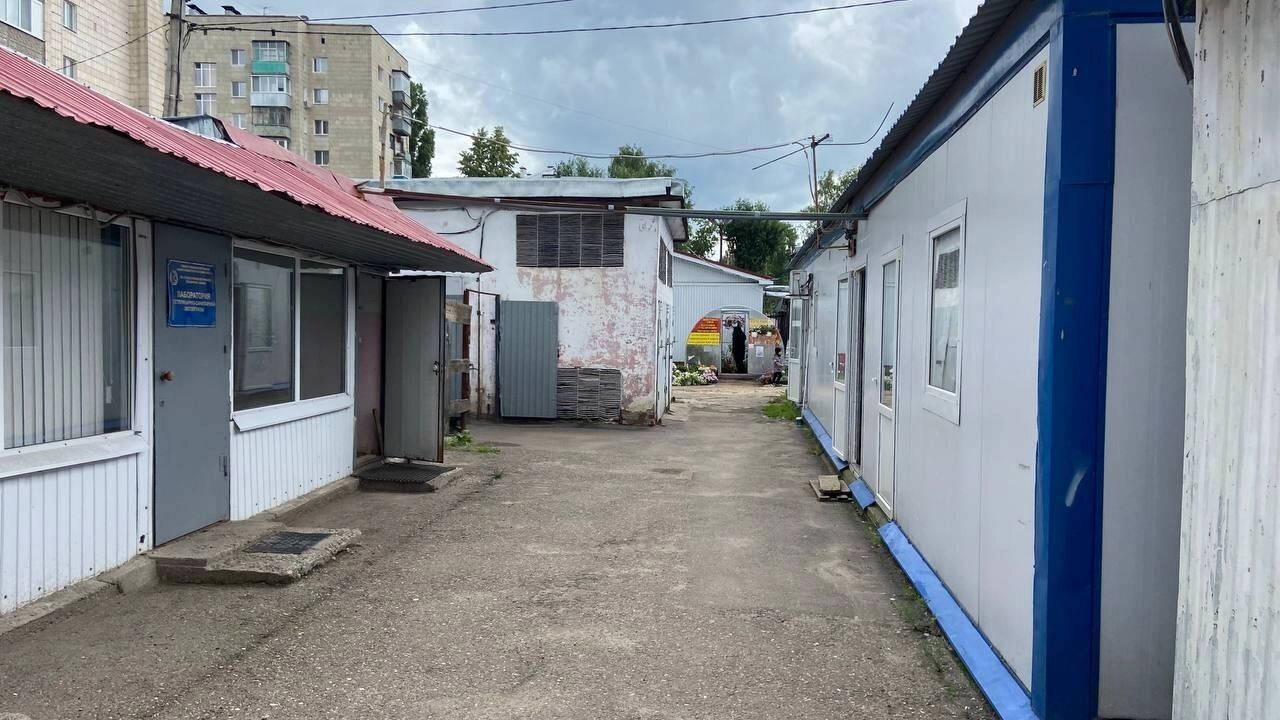 Половина рынка опустела