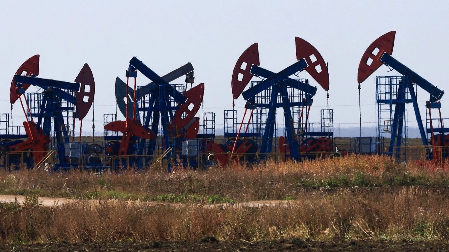 Нефть в стране качают, но сколько — секрет. А спад в добывающей промышленности по итогам первого квартала составил 3,7%