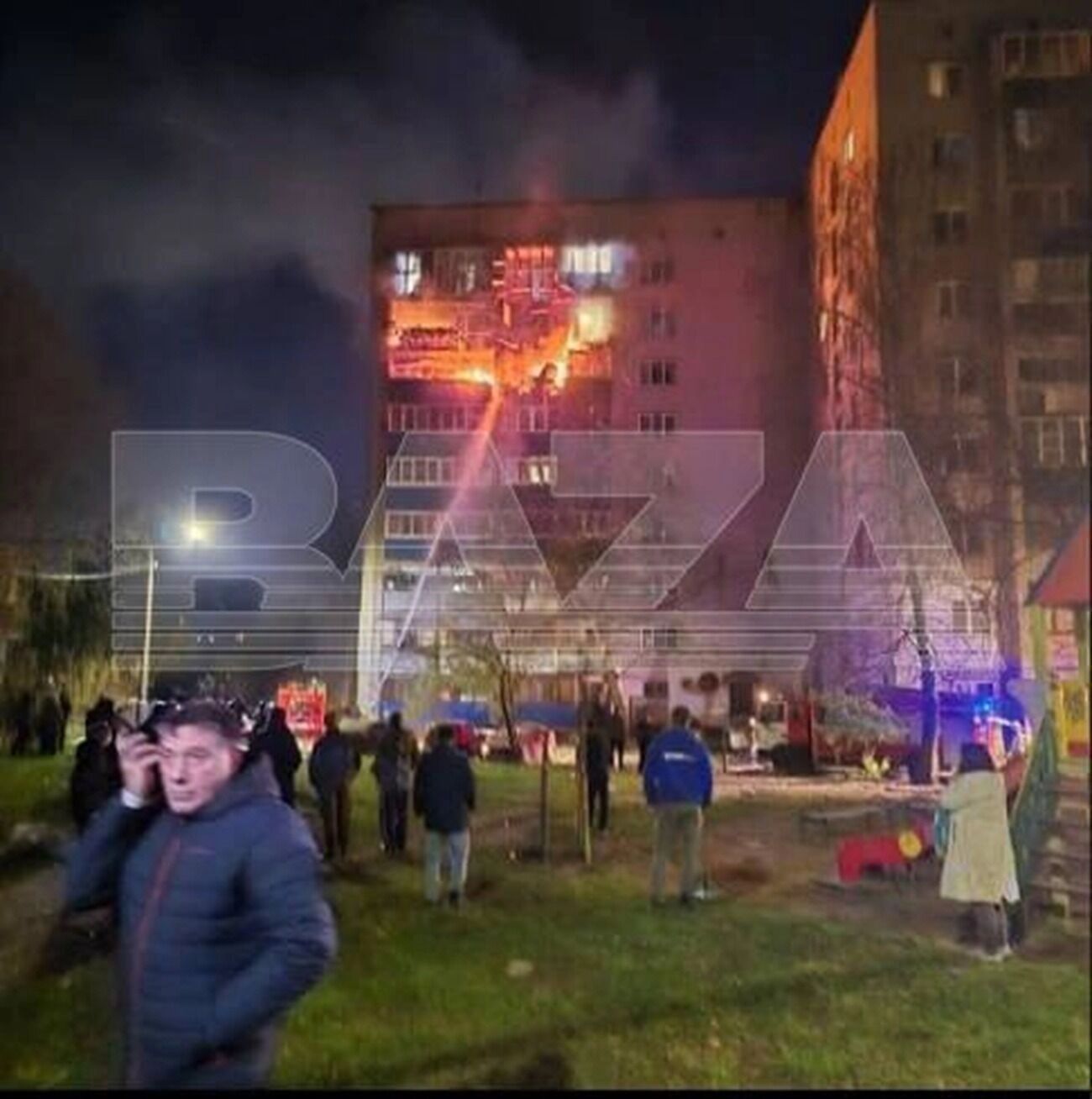После удара БПЛА начался пожар сразу в нескольких квартирах
