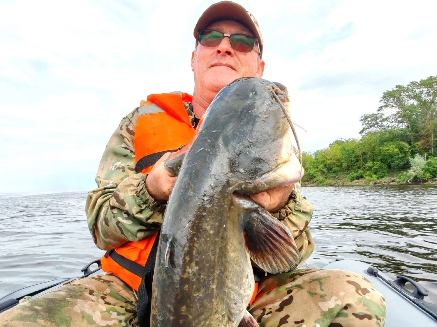 Нижегородец поймал огромного сома