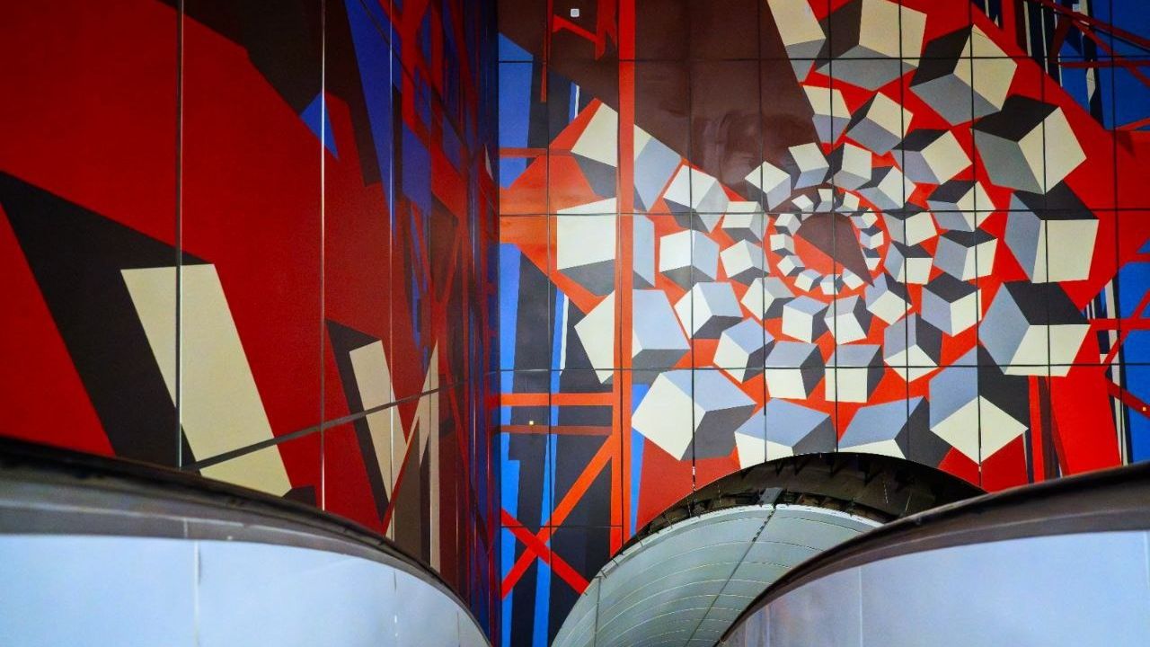 На одной из новых станций метро смонтировали масштабное панно (фото)