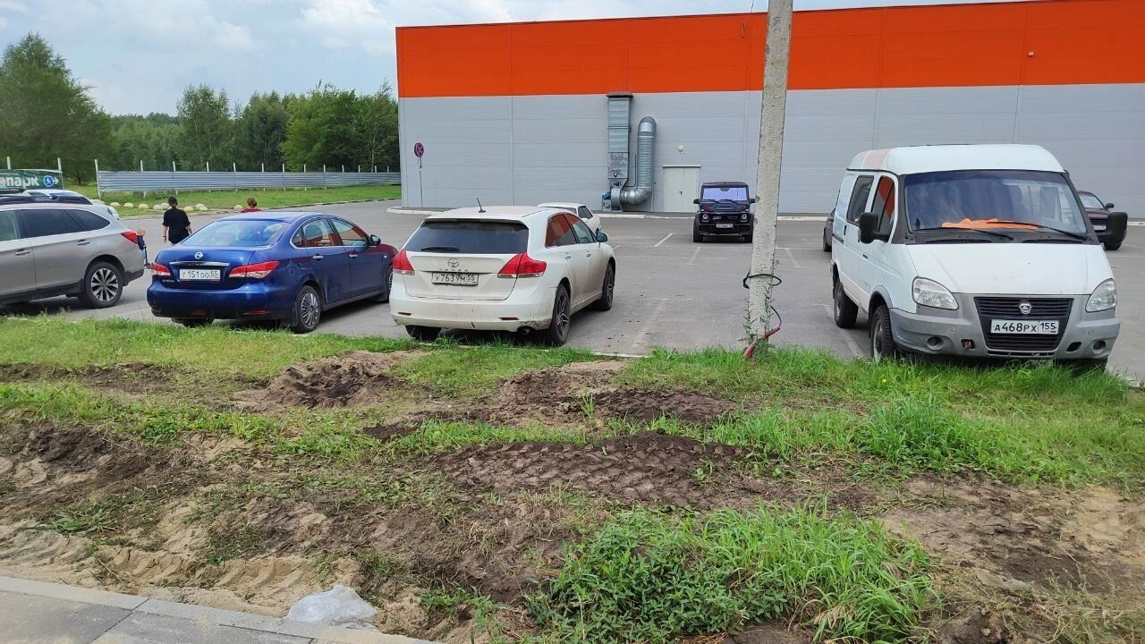 Неидеальный газон на бульваре Архитекторов