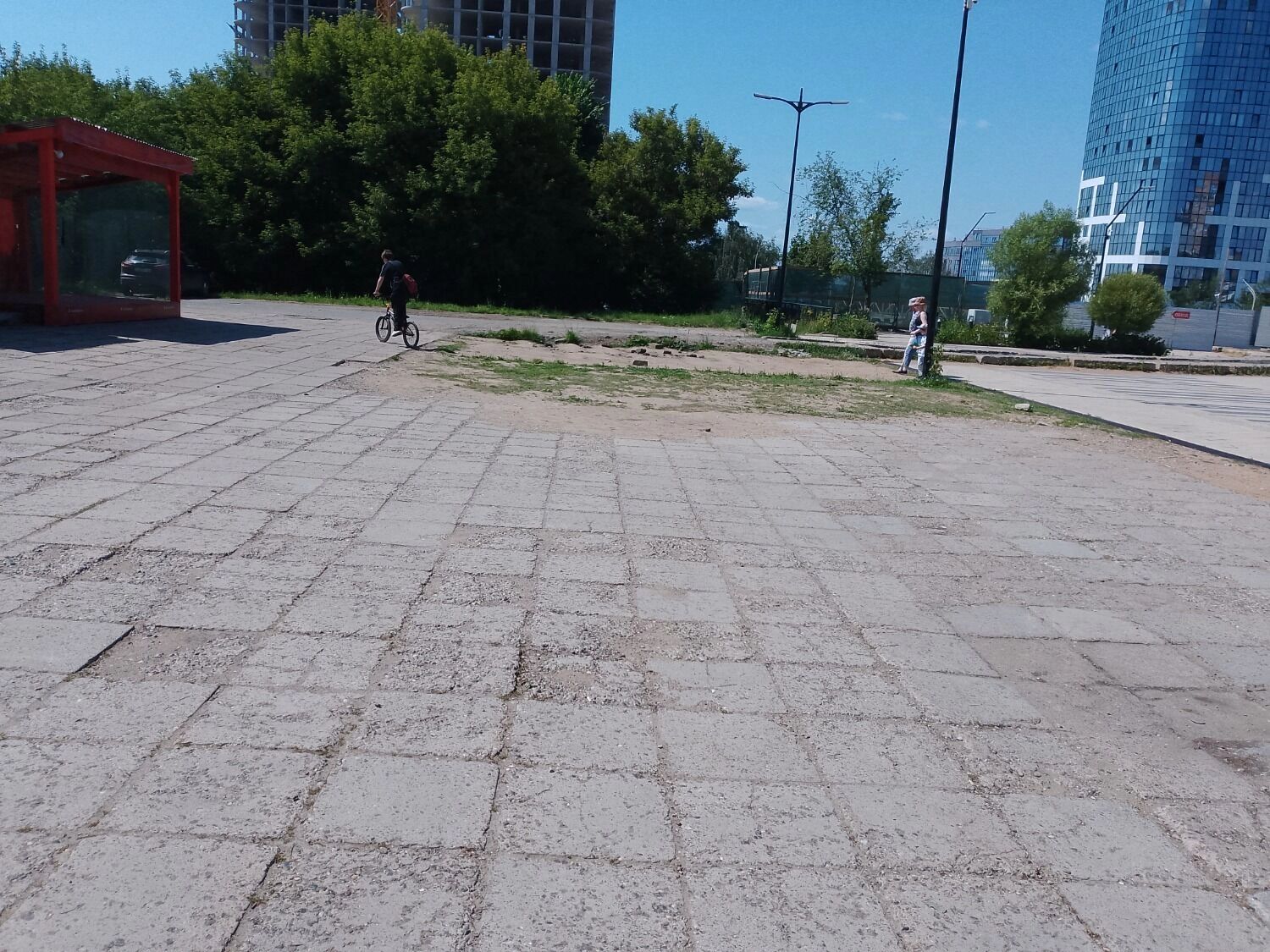 А так выглядит часть Центральной площади в двух шагах от эспланады - когда ее приведут в порядок?