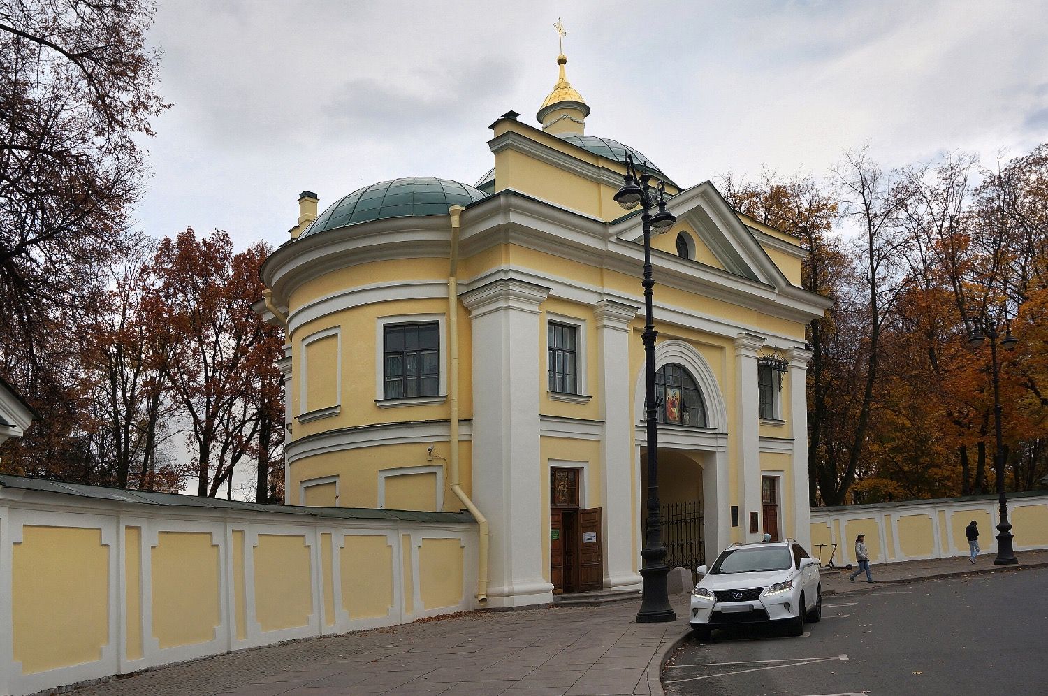 Хэллоуин ушел, но мистика осталась: петербургские уголки, где всегда бродят тени