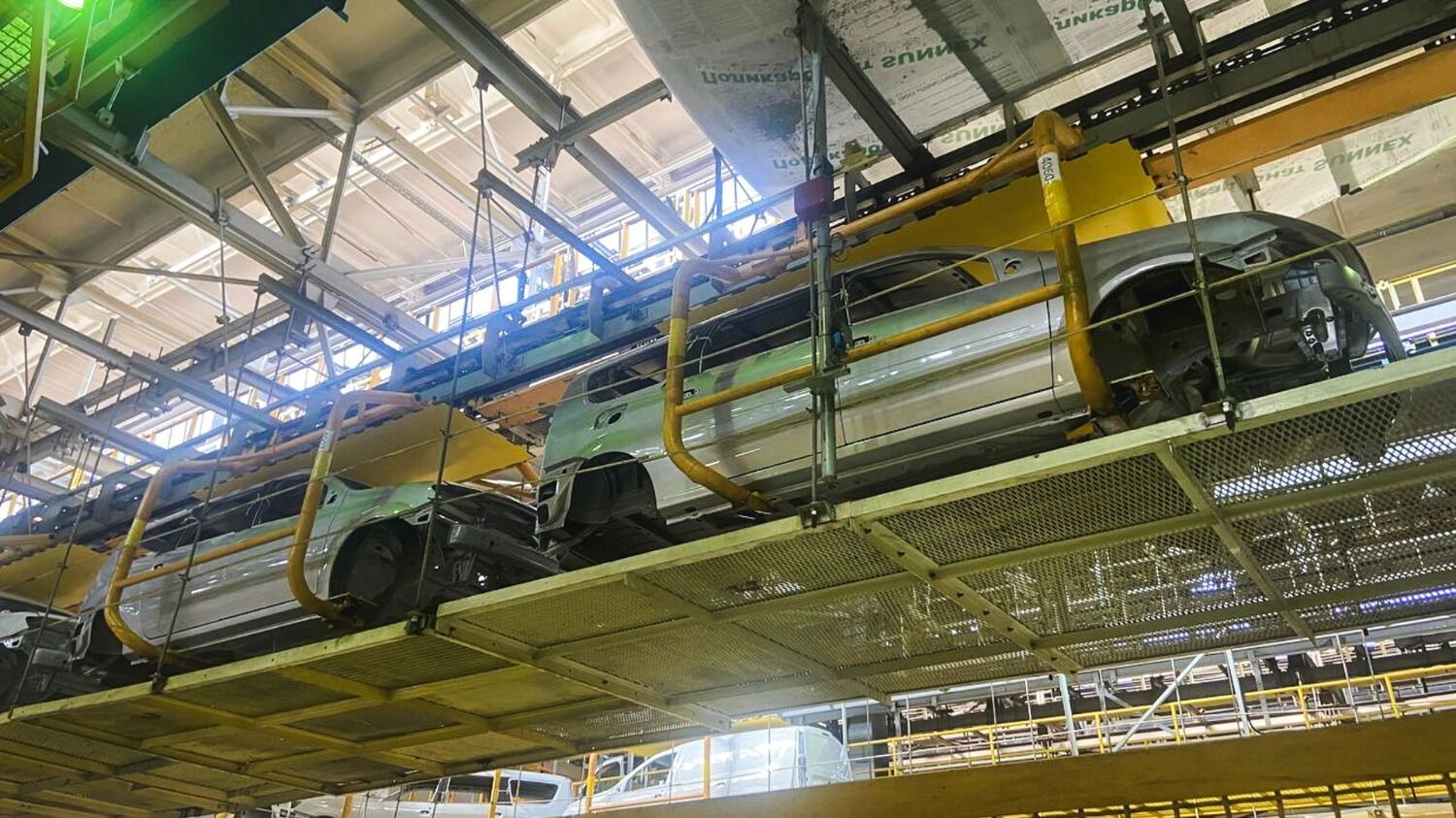 Отечественные автомобили в сборочном цеху завода АвтоВАЗ