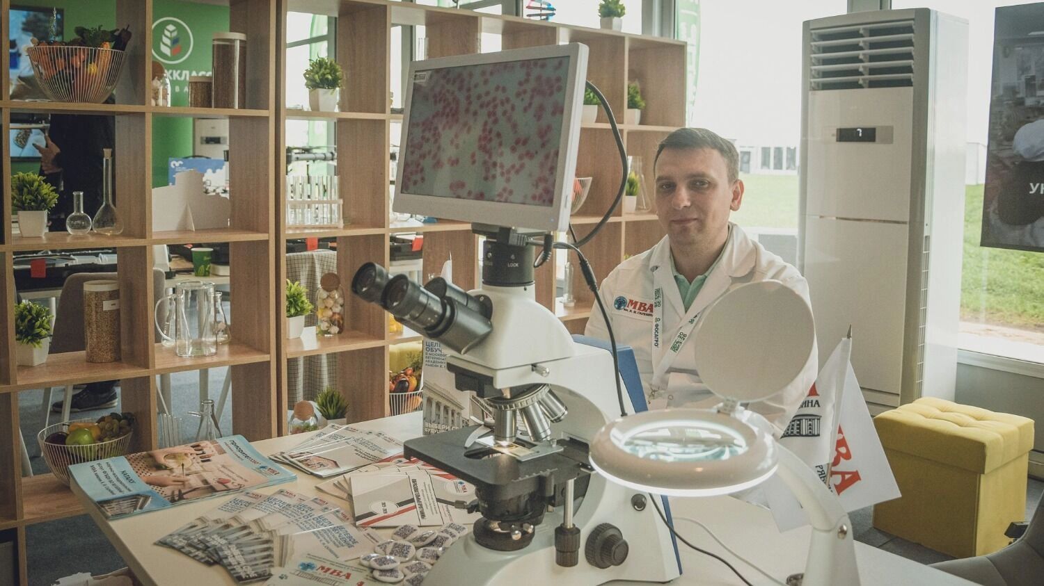 Мини-лаборатория на Дне поля тоже пользовалась интересом