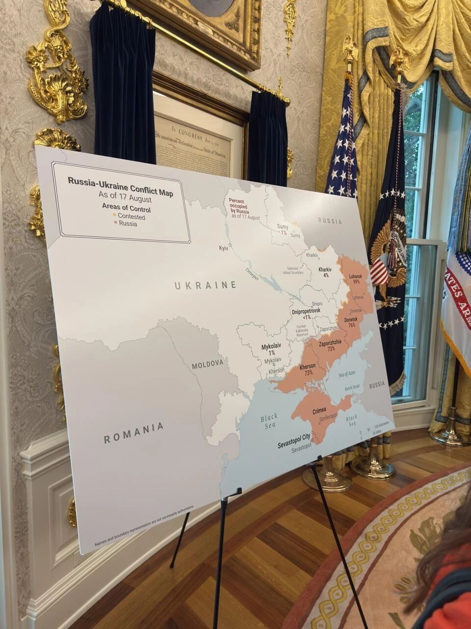 Перед закрытой частью переговоров украинского и американского президентов у стола Трампа развернули огромную карту, на которой была изображена территория Украины, а также территории ДНР, ЛНР, Крыма, Херсонской и Запорожской областей. Карту принесла украинская делегация