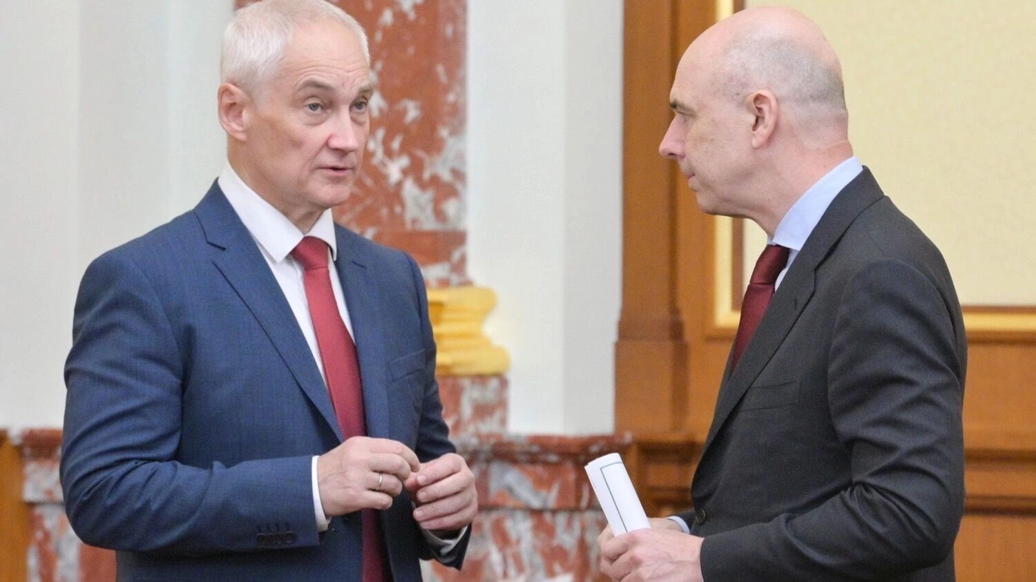 У министра обороны РФ Андрея Белоусова и министра финансов РФ Антона Силуанова (слева направо) задача одна: бюджет должен обеспечивать обороноспособность страны