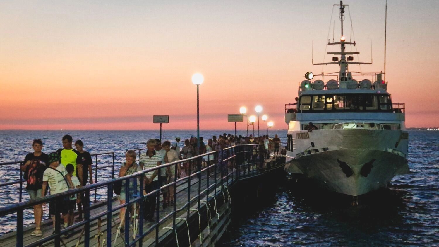 На фото: корабль на море