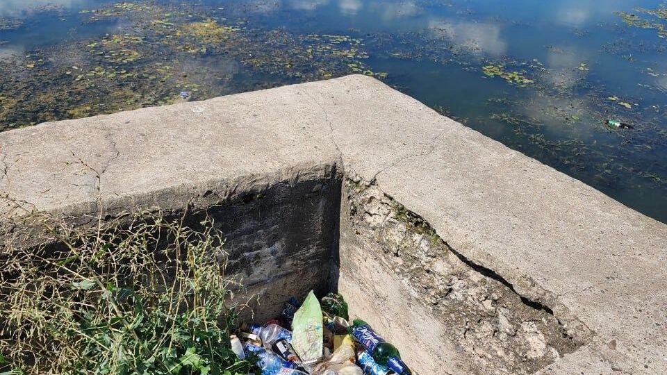 Излюбленная рыбаками часть берега Ижевского пруда стала помойкой
