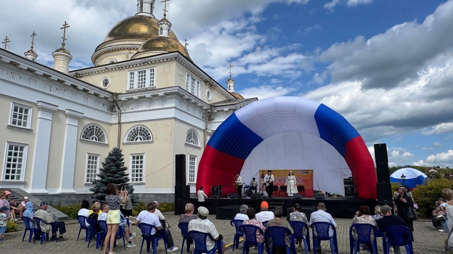 Вокальное выступление на фестивале