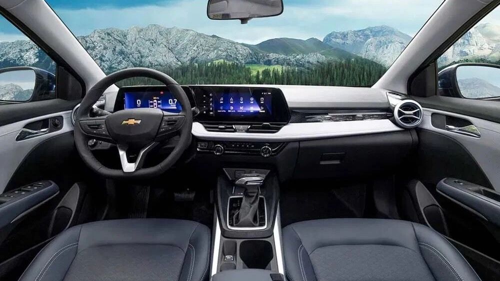 Chevrolet Monza кажется более просторным, чем «Лада Веста»