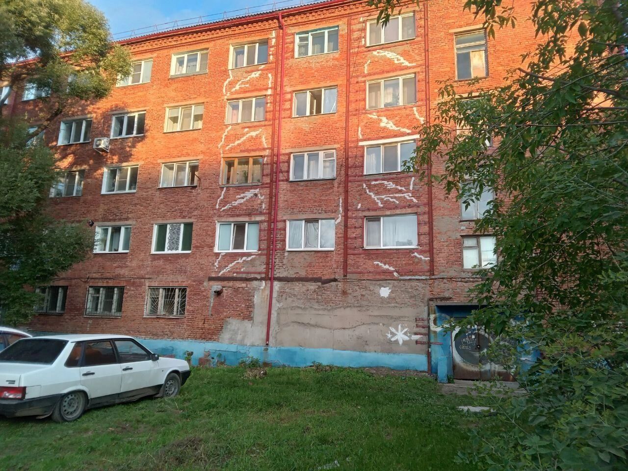 Белые полосы - это трещины, замазанные раствором