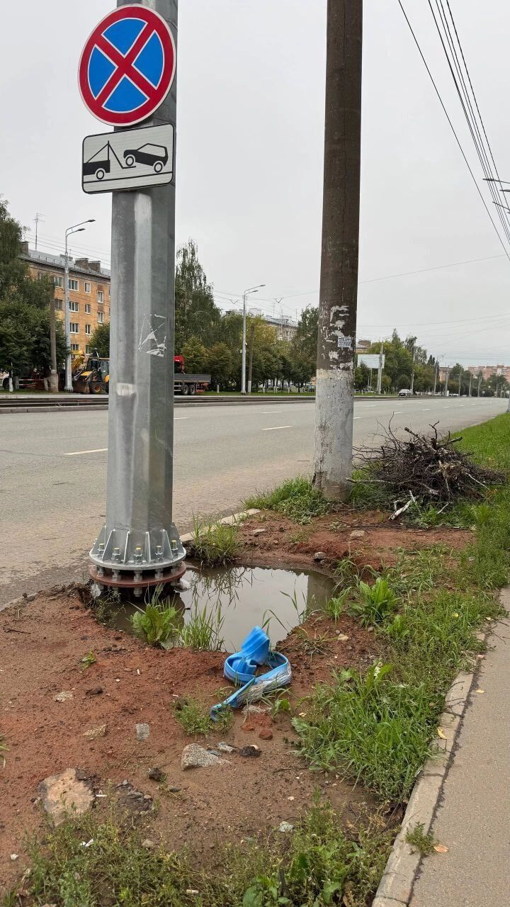 Ямы вокруг новых столбов по улице Кирова выглядят ужасающе