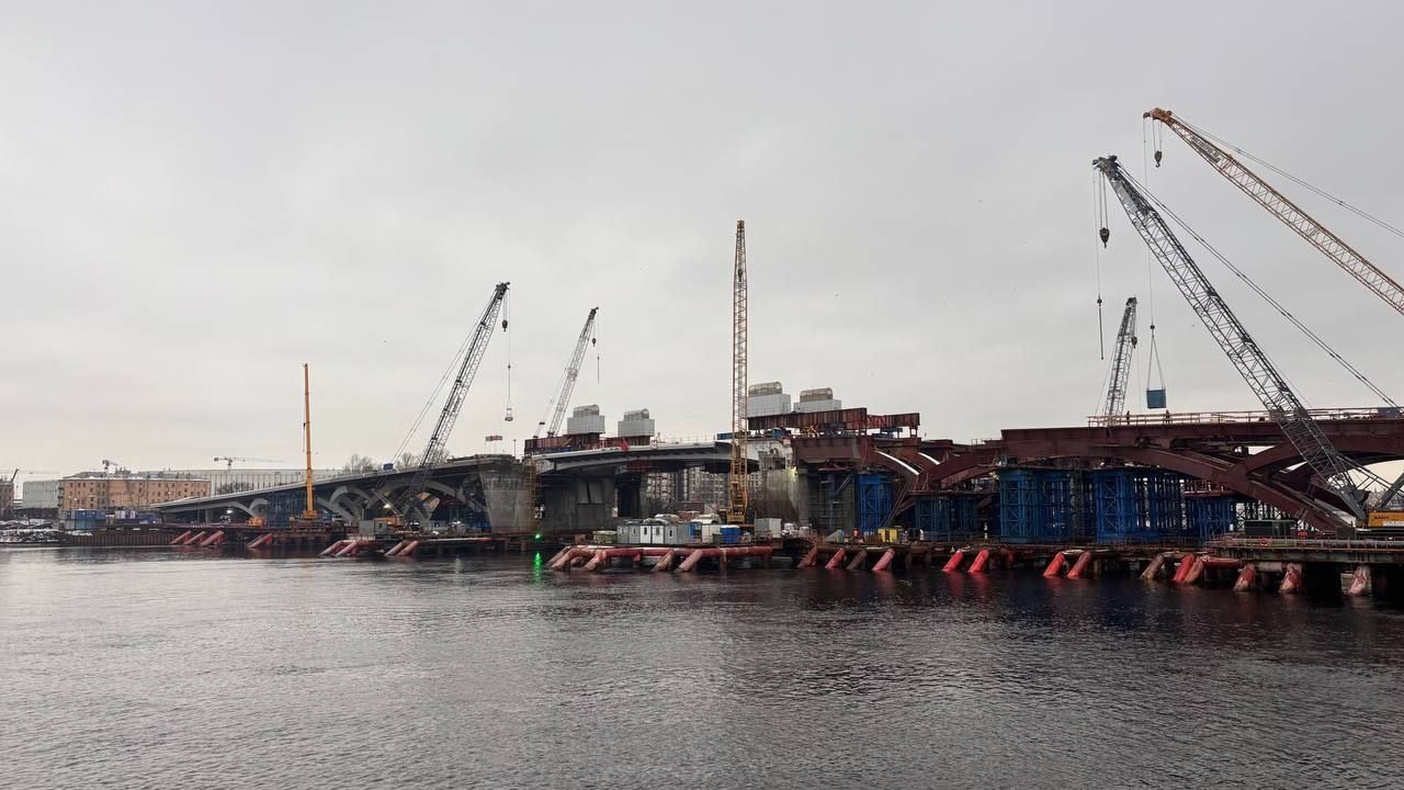 В Петербурге начали монтировать «крылья» Большому Смоленскому мосту (фото)