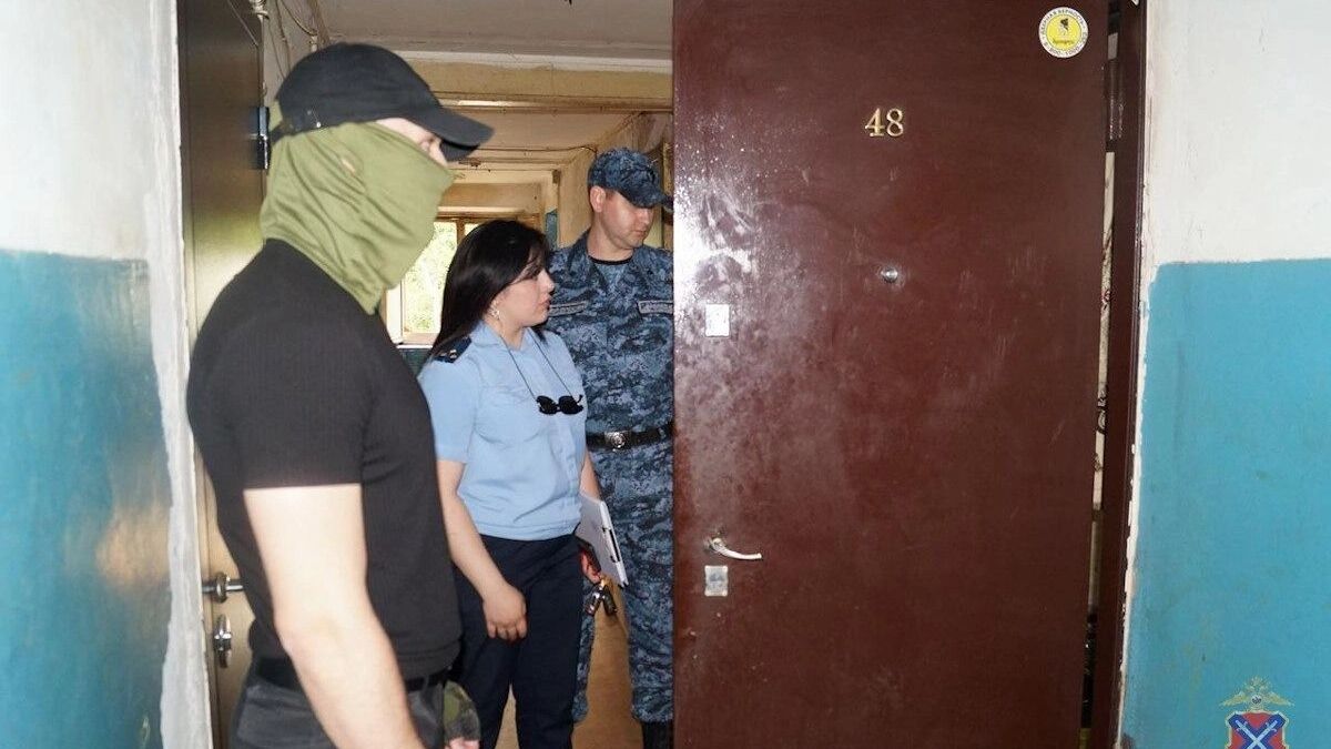 В Волжском силовики нагрянули в цыганские общежития с проверками