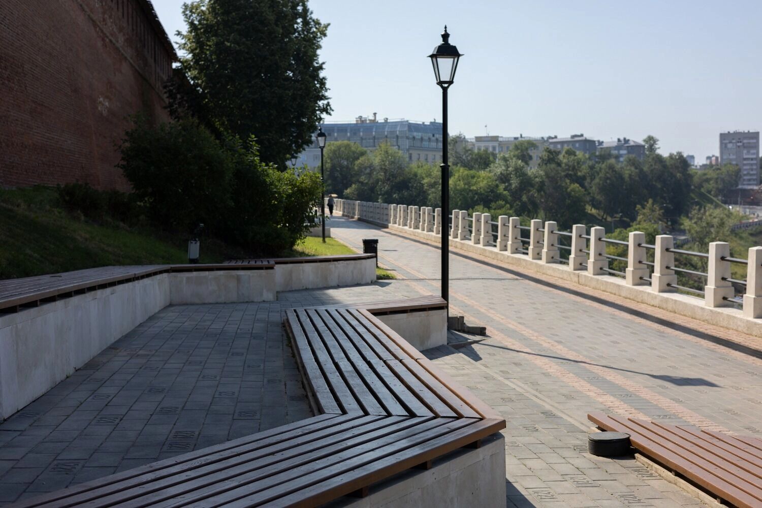 На бульваре появились новые смотровые и лавочки