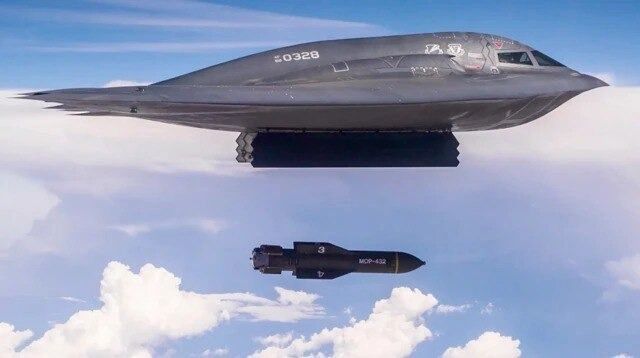 гигантские бомбы MOP США впервые пошли в дело