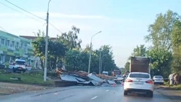 Очевидцы поделились видео с последствиями урагана в Ижевске
