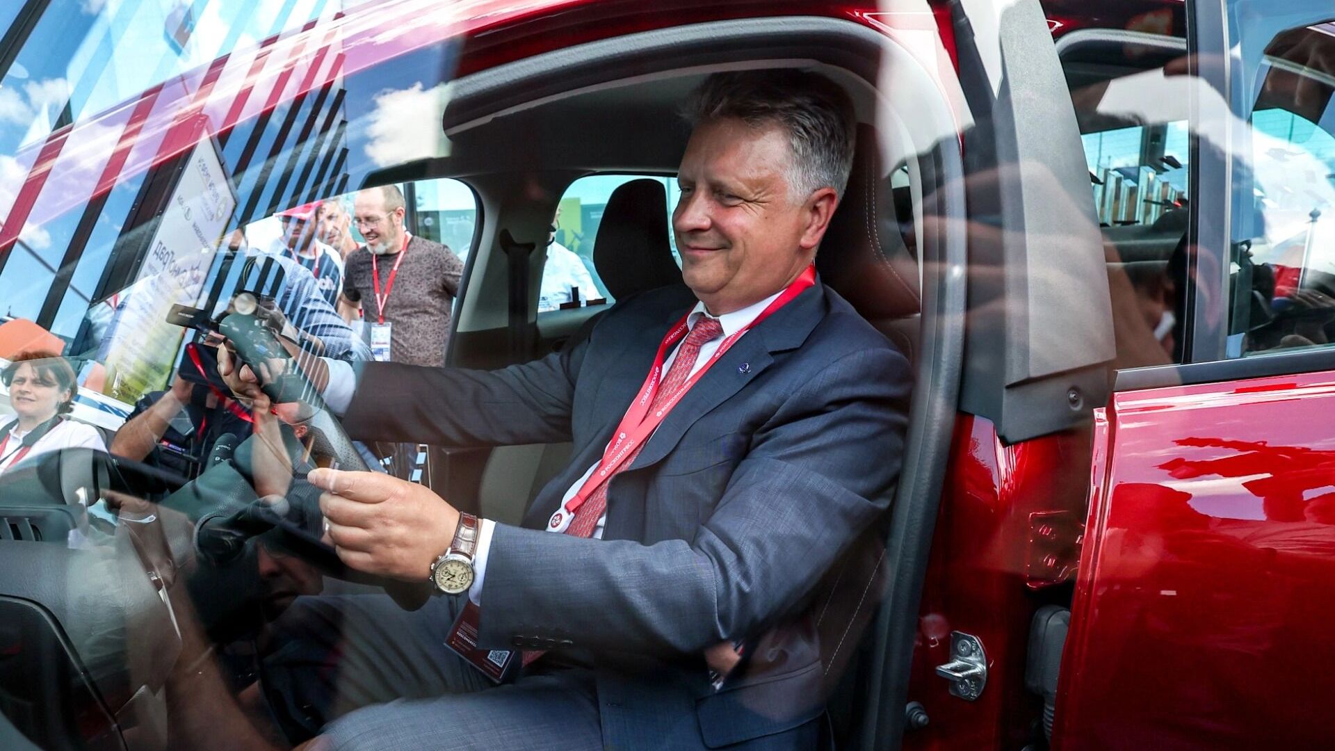 Иностранцы на Lada, а свои &mdash; на Mercedes. Автопарки глав АвтоВАЗа от 90-х до Соколова