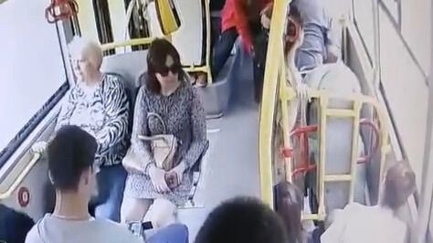 Падение коляски с&nbsp;ребенком во&nbsp;время движения в&nbsp;автоубсе Нижневартовска