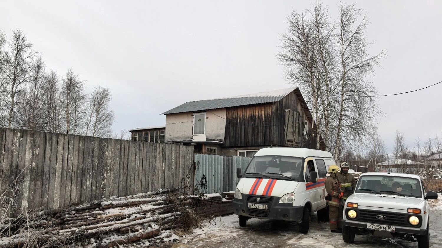 Возле горевшего дома постоянно дежурили сотрудники МЧС, они ждали прибытия следователей