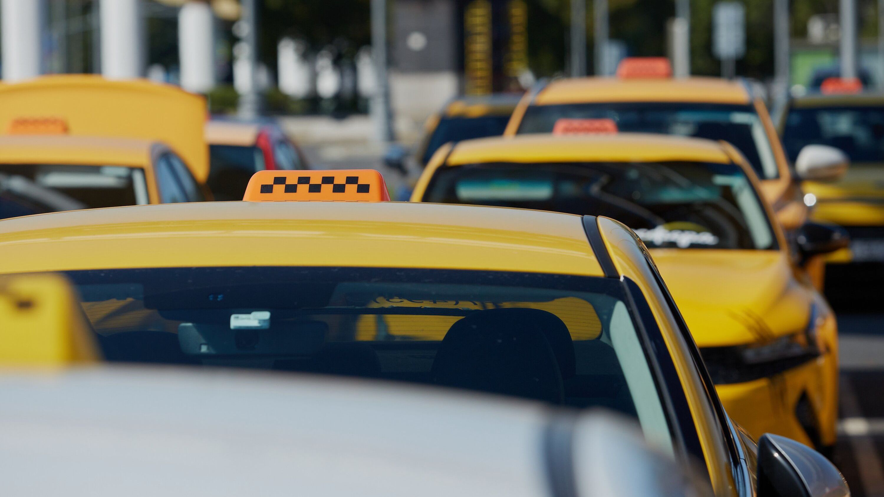 В Петербурге возник «серый» рынок такси: нелегалы собираются в спальных районах