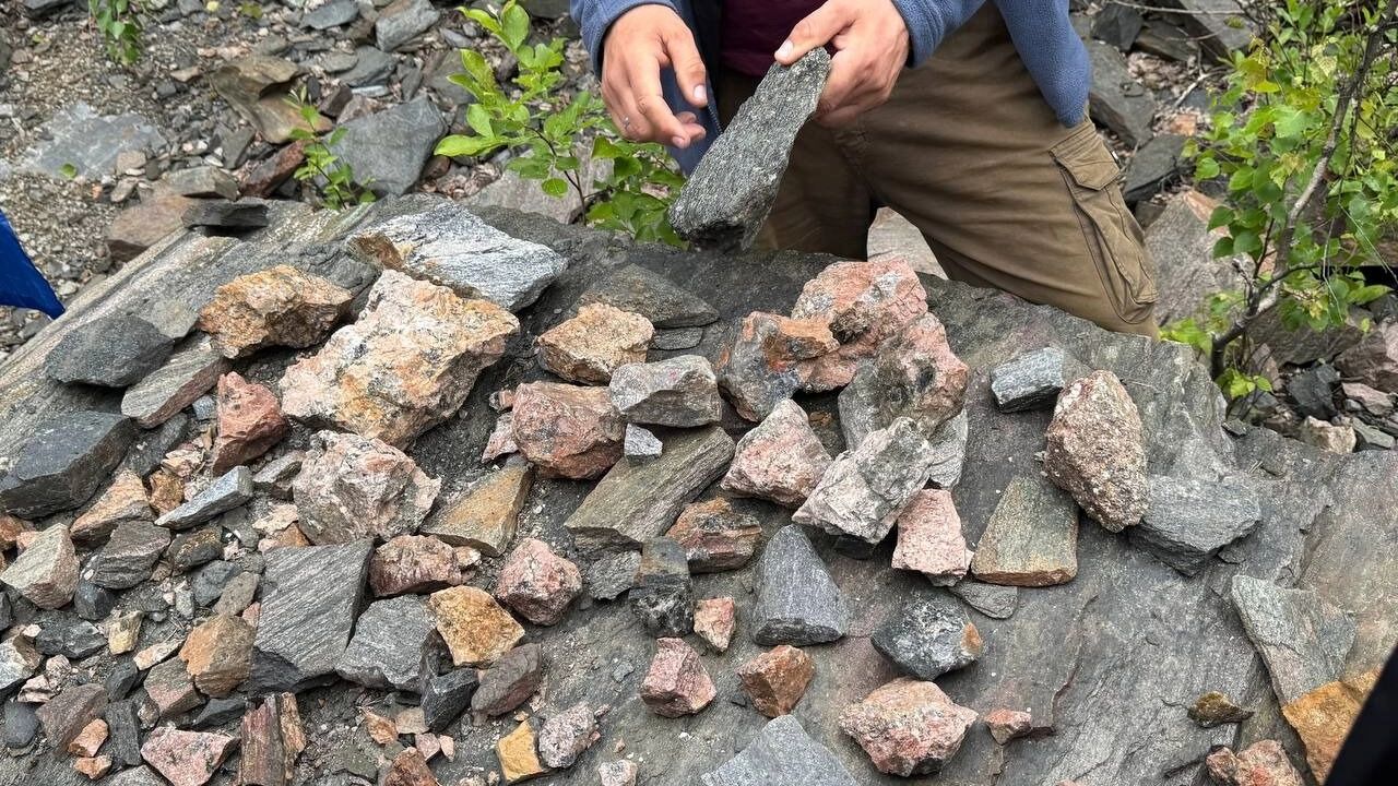 Камни лежат под ногами — можно найти что-то интересное и увезти с собой