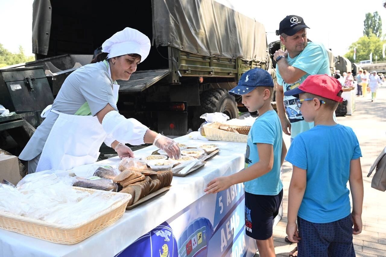 Раздача солдатской каши 
