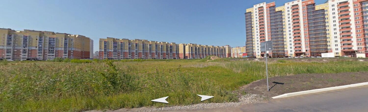 Вид на болото между домами и улицей Шаронова в 2020 году