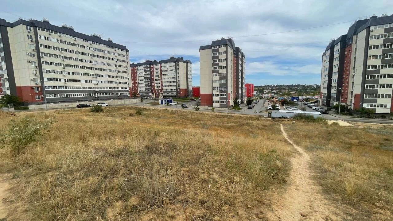 Крутой склон разделяет дома в ЖК Комарово