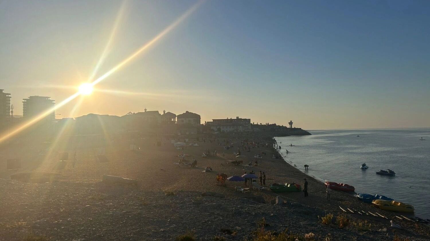 пляж в Каспийске