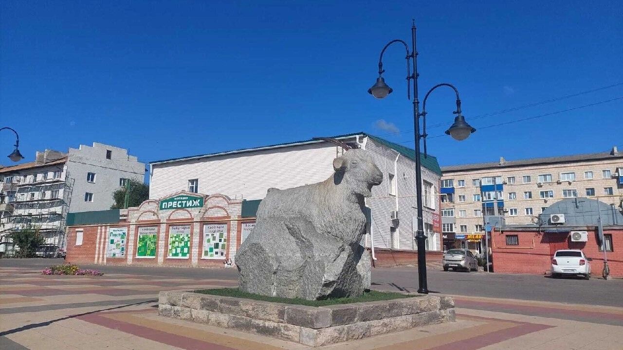 Памятник козе в Урюпинске