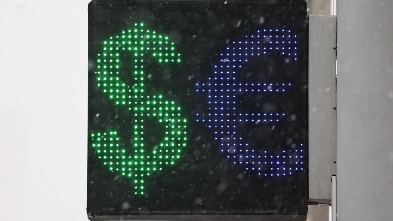 Текущий курс доллара и евро эксперты называют «шизофреническим марафоном»