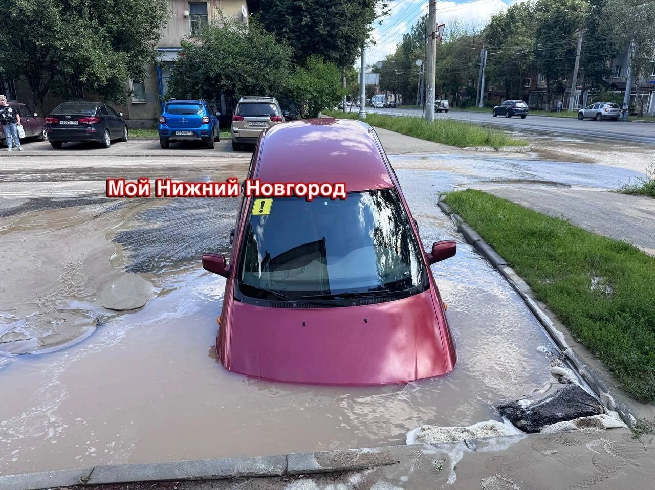 Машина провалилась под землю в Нижнем Новгороде