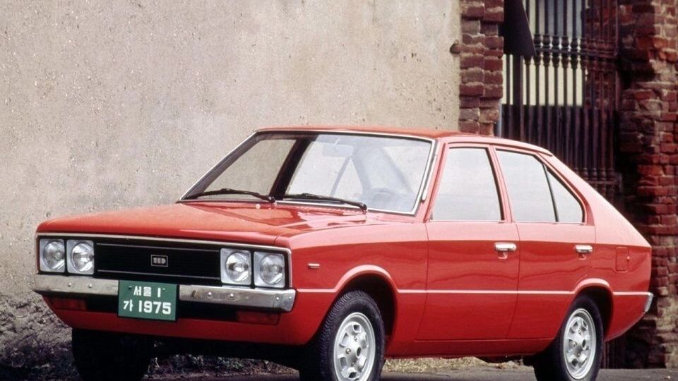 Hyundai Pony — первый автомобиль корпорации — был скопирован в 1975 году с лицензионного Ford Cortina. О поставках двигателей и коробок передач договорились с Mitsubishi Motors.